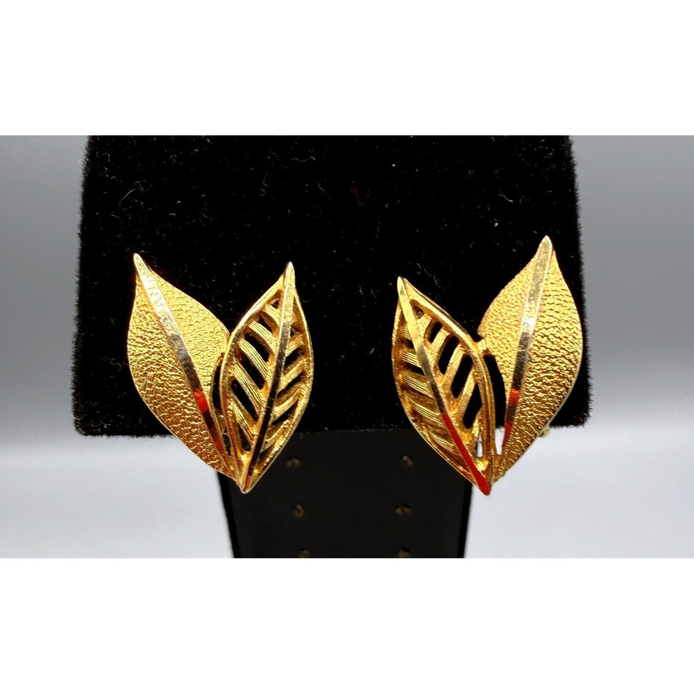 Vintage Coro Gold Tone Double Leaf Clip On Earrings Textured Openwork Botanical - Picture 2 of 9